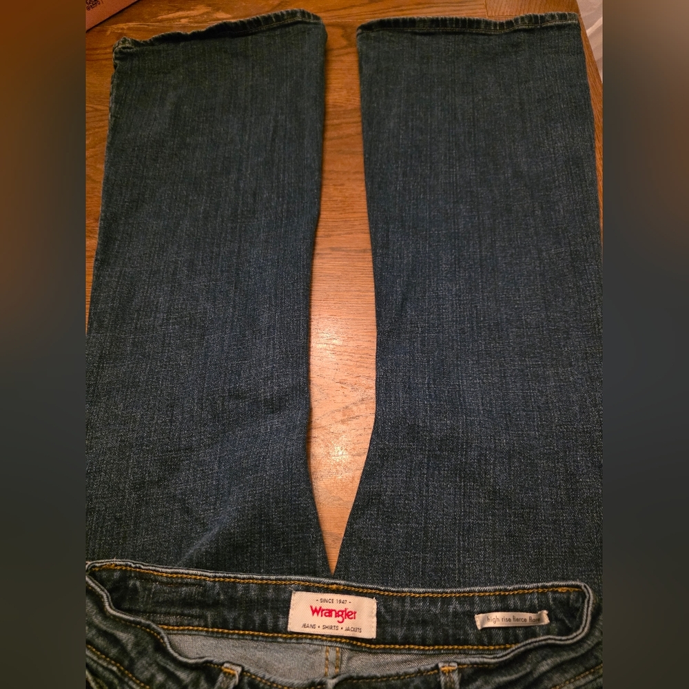 Wrangler Fierce Flare Jeans. Sz 4 (28" Waist) 32" Inseam. - Picture 9 of 12